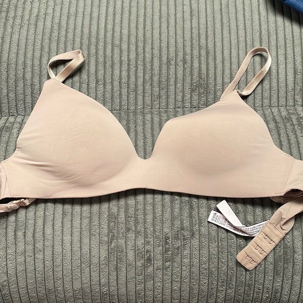 Wireless nude Victoria’s Secret 32B bra
